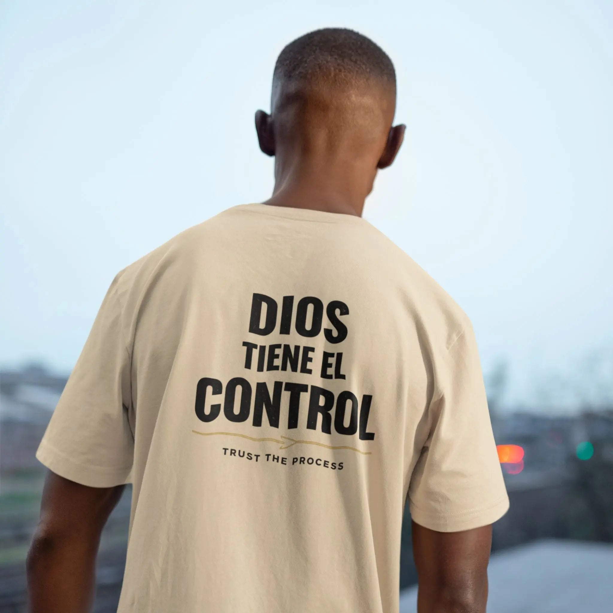 Dios Tiene El Control Tee - Crossroads Creations