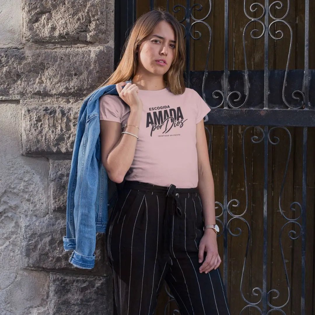 Escogida y Amada Tee - Crossroads Creations