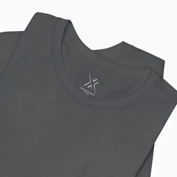 Dios Está Conmigo Tee - Crossroads Creations