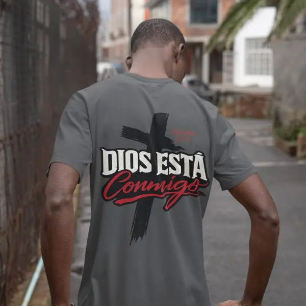 Dios Está Conmigo Tee - Crossroads Creations